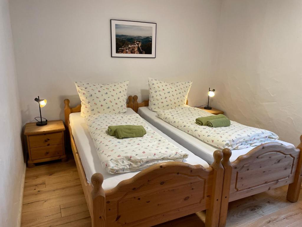 2 Einzelbetten in einem Zimmer mit 2 Lampen in der Unterkunft St. Martin -1801- Ferienwohnungen in Sankt Martin