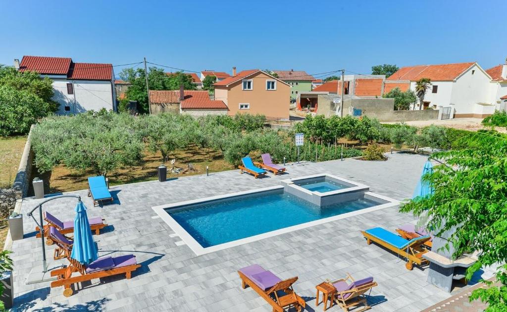 Bazén v ubytování Apartmant Franica with heated pool and jacuzzi nebo v jeho okolí