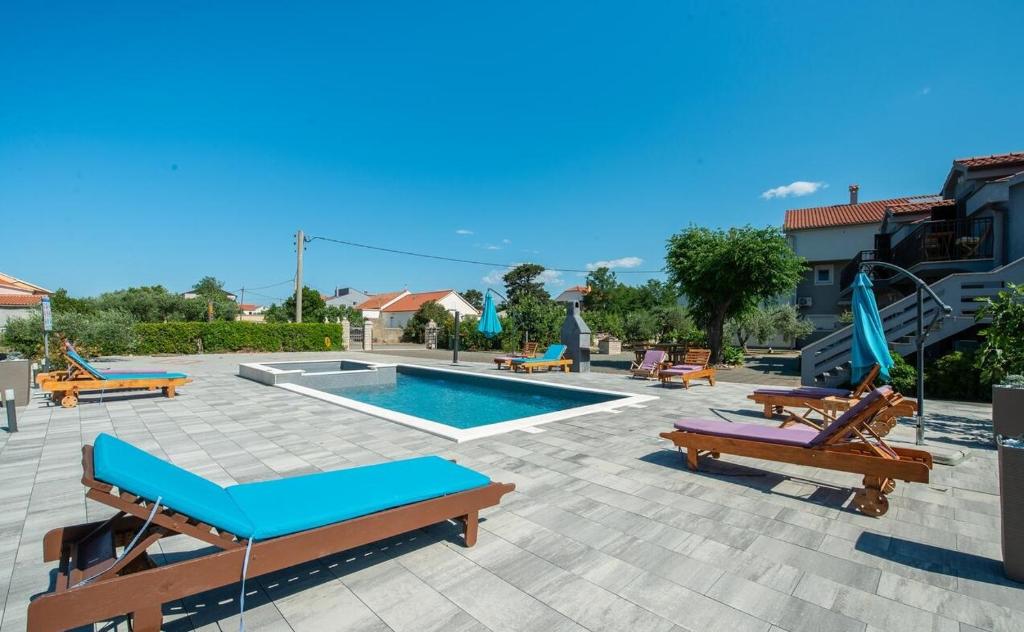 Bazén v ubytování Apartmant Franica with heated pool and jacuzzi nebo v jeho okolí