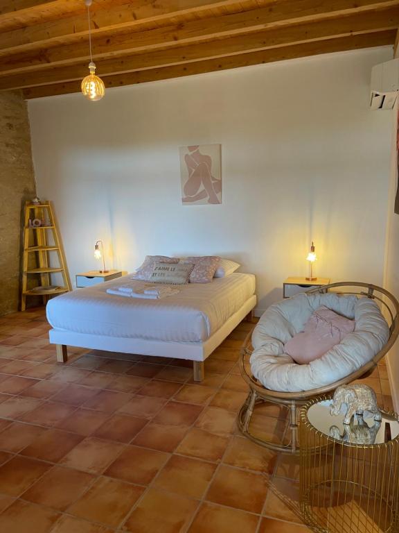 Postel nebo postele na pokoji v ubytování LAURAGUEL CHAMBRES D'HÔTES