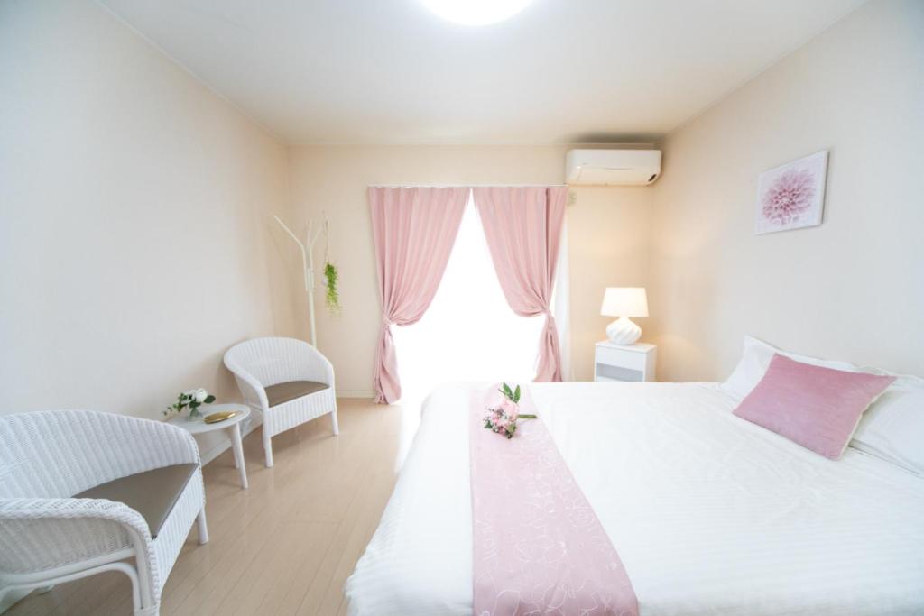 a white bedroom with a bed and a window at Yokkaichi - House - Vacation STAY 68949v in Yokkaichi