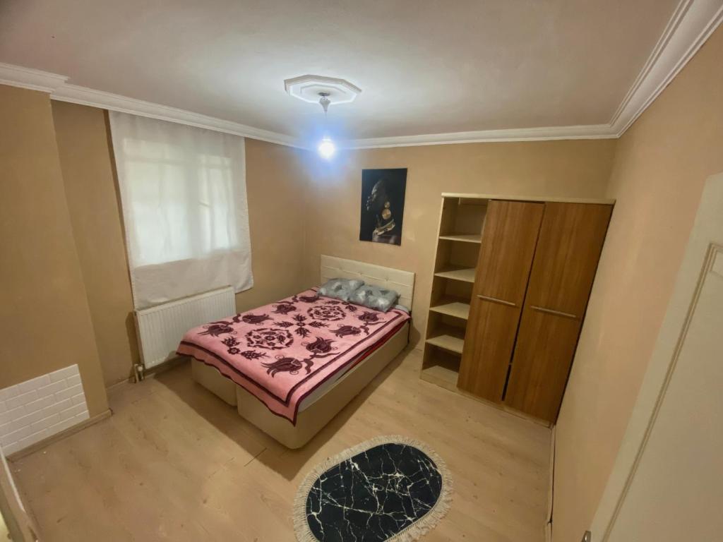 ein Schlafzimmer mit einem Bett und einem Bücherregal in der Unterkunft Private Room in Istanbul #103 in Arnavutköy