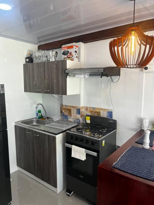 Kuchyň nebo kuchyňský kout v ubytování Cabaña confortable y familiar