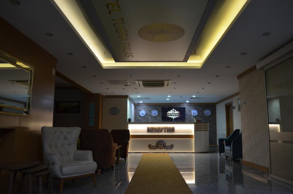 A television and/or entertainment centre at Quars Garden Hotel