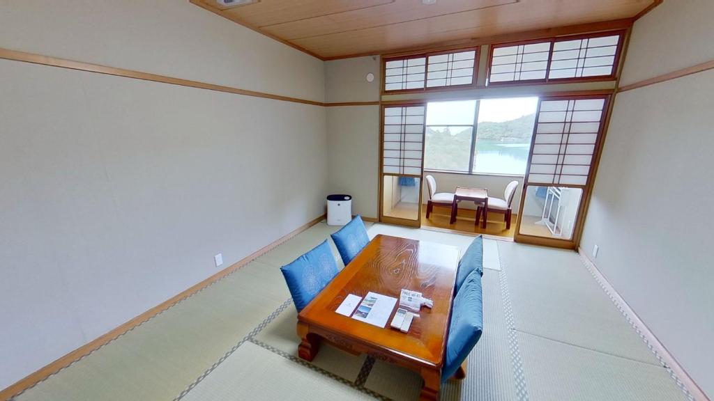 Zimmer mit einem Tisch, Stühlen und einem Fenster in der Unterkunft H,U,B Unzen - Vacation STAY 74185v in Unzen