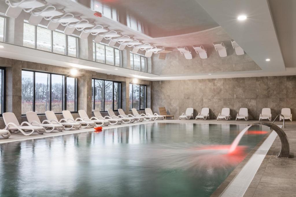 Bazén v ubytování Dziwnow Luxurious Apartment No1 by the River by Renters Prestige nebo v jeho okolí