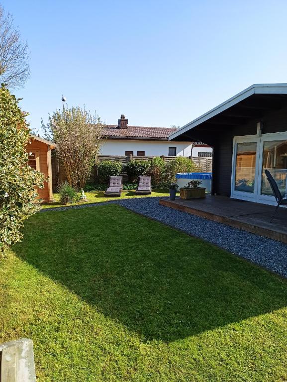 a backyard with a lawn and a house at Ferienhaus kleines Ostseeglück in Brodersby OT Schönhagen