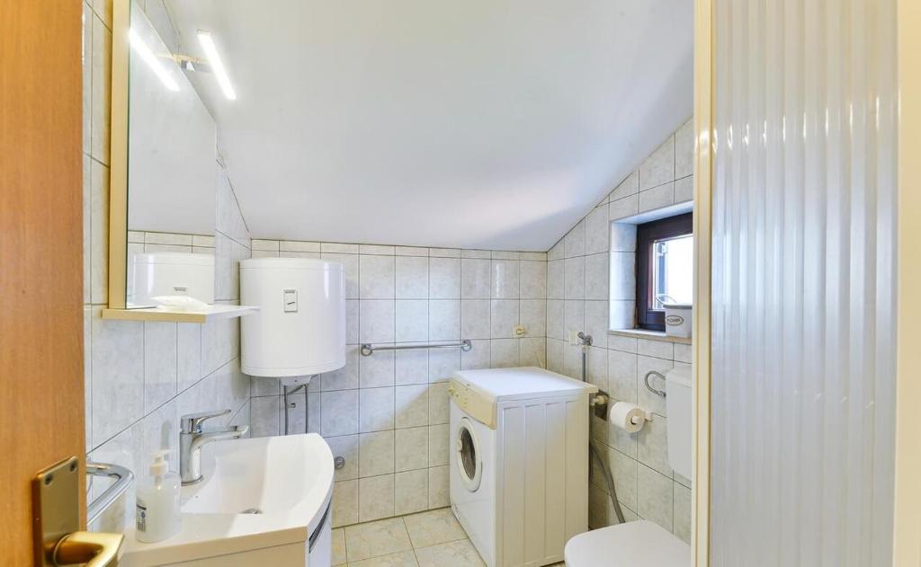 Koupelna v ubytování Apartmant Franica with heated pool and jacuzzi