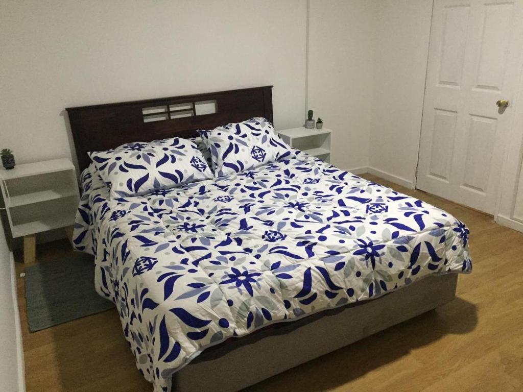 - une chambre avec un lit et une couette bleue et blanche dans l'établissement Casona Litril, à Dichato