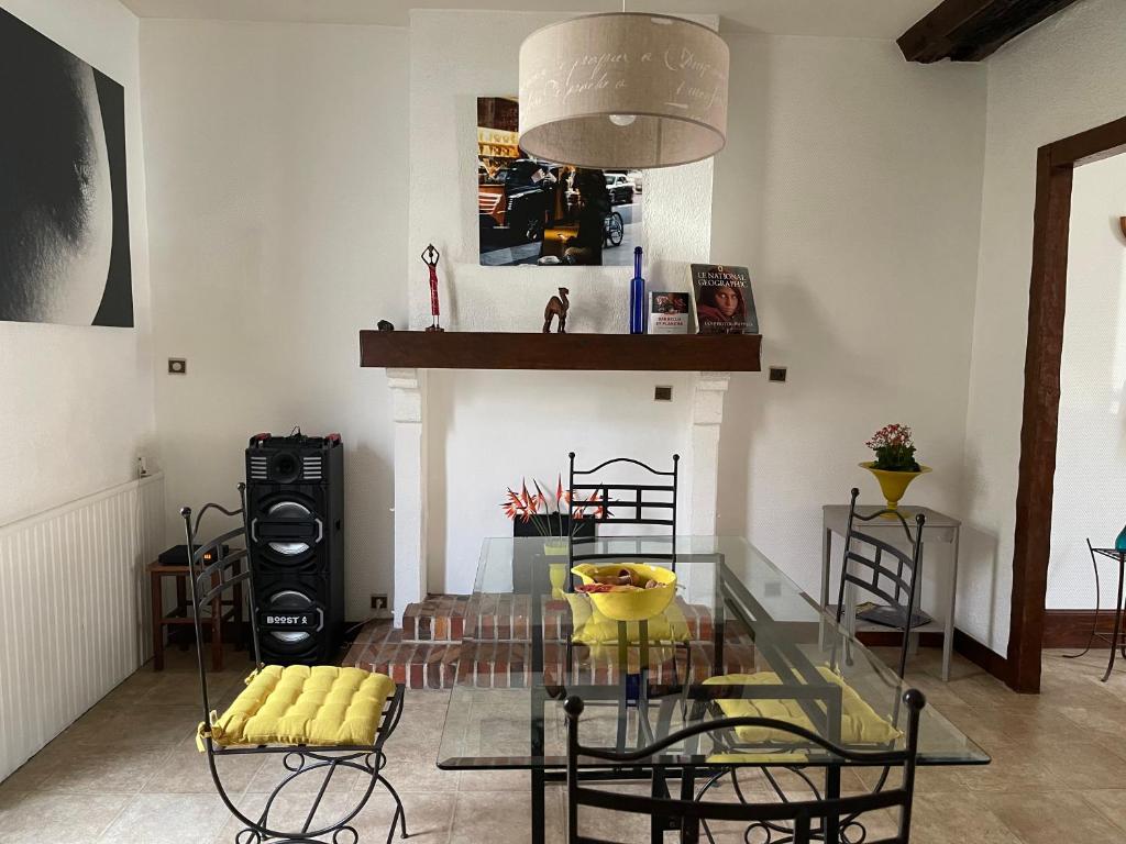 Marie Galante في سولي-سوغ -لواغ: غرفة معيشة مع طاولة زجاجية ومدفأة