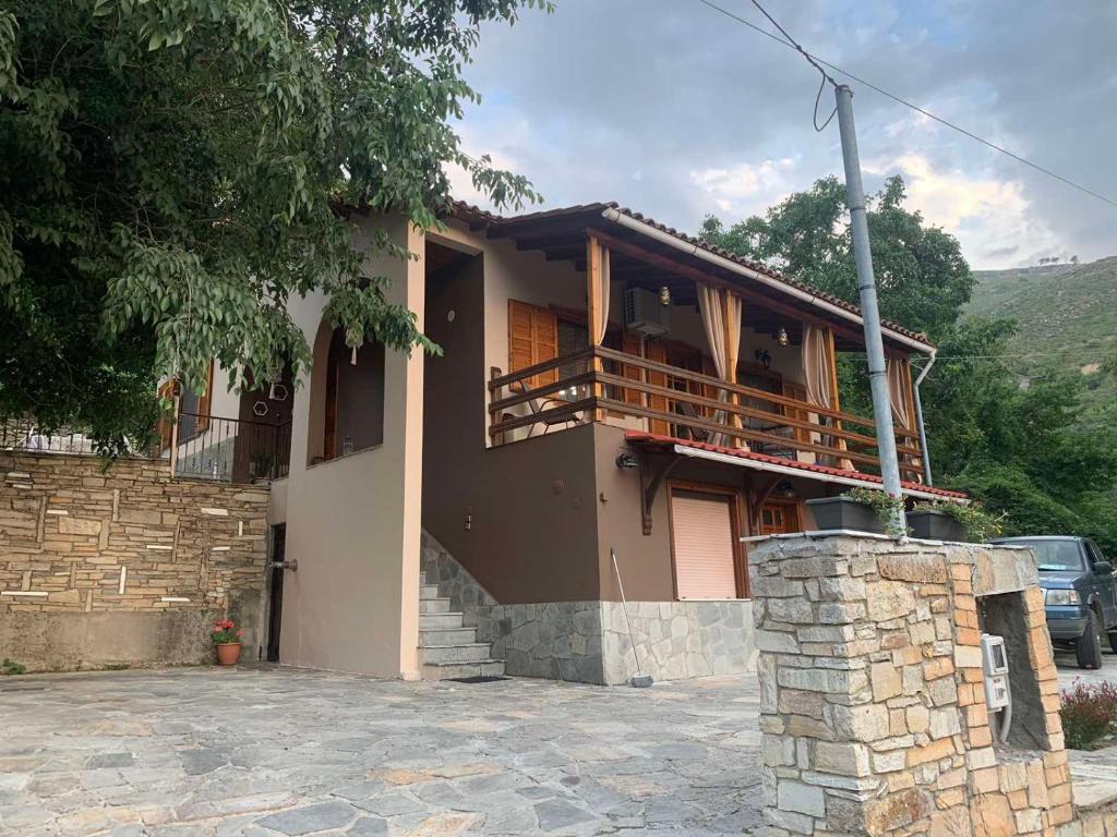 une maison avec une terrasse couverte et un balcon dans l'établissement Villa Parahora, à Prinos