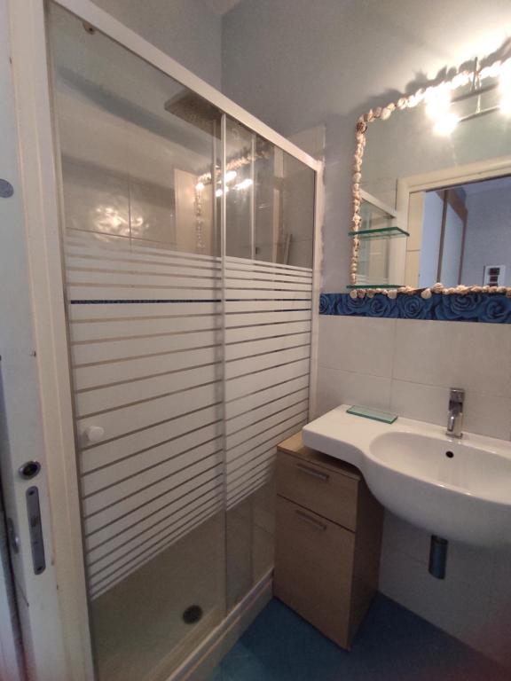 ein Badezimmer mit Glasdusche und Waschbecken in der Unterkunft Casa Cortese in Gallipoli