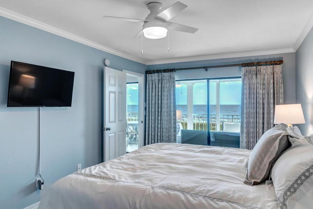 Postel nebo postele na pokoji v ubytování Sunshine Manor - Oceanfront Retreat