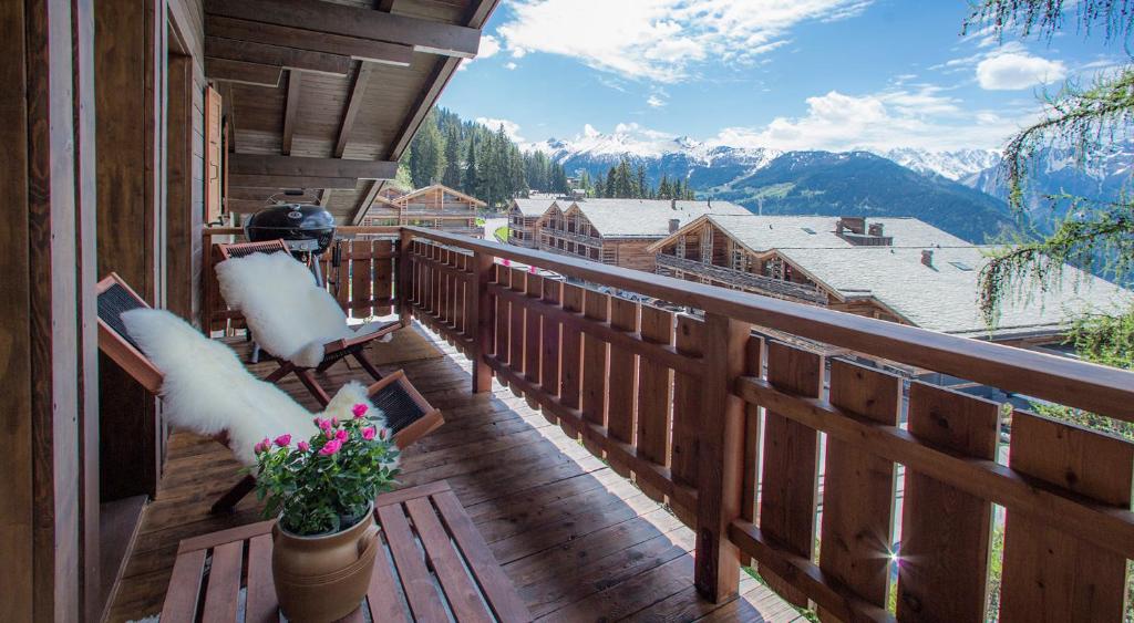 un balcón de una casa con vistas a las montañas en Penthouse - Ski-in Ski-out 30 meters from Medran lift and 40 meters from W Hotel, en Verbier