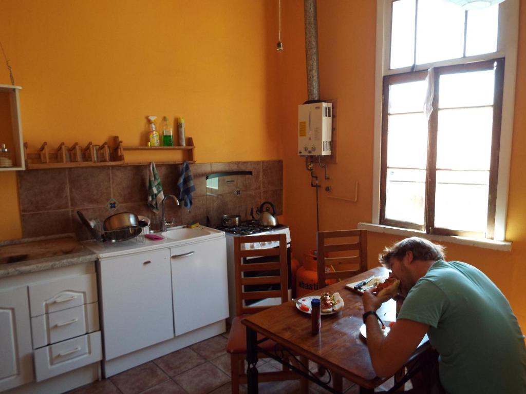 Kuchyň nebo kuchyňský kout v ubytování Hostal Casa Verde Limón