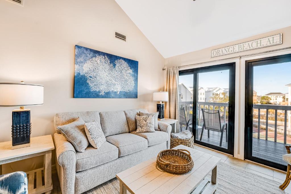 オレンジビーチにあるCotton Bayou 4Hのソファとテーブルのあるリビングルーム