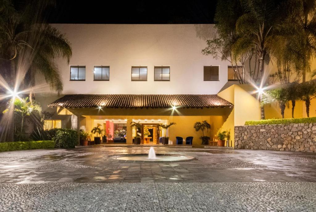un bâtiment avec une fontaine devant lui dans l'établissement Hotel Rancho San Diego Grand Spa Resort, à Ixtapan de la Sal
