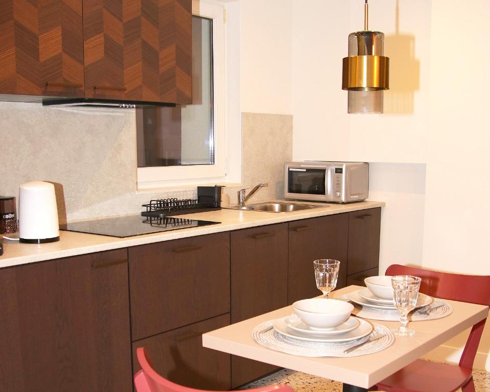 Kuchyňa alebo kuchynka v ubytovaní Falcon Apartment Center 1 Warszawa Centralna