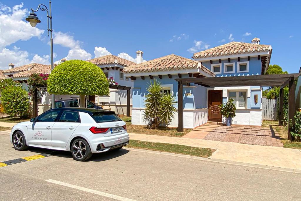 un coche blanco estacionado frente a una casa en Mar Menor Villa, en Torre-Pacheco