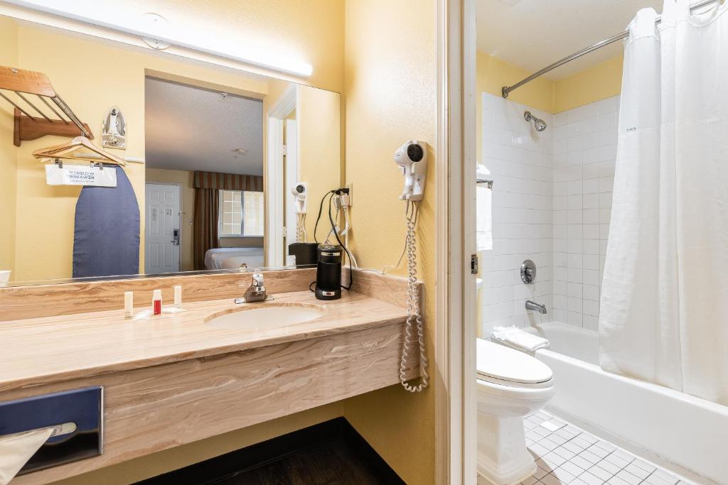 Koupelna v ubytování Days Inn by Wyndham Federal Way