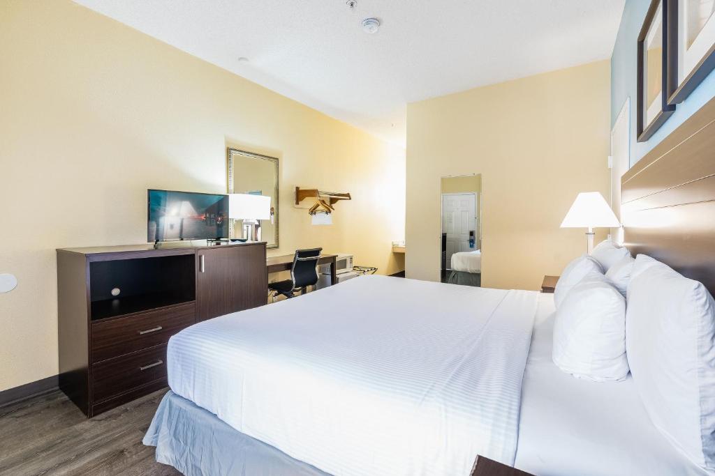 Postel nebo postele na pokoji v ubytování Days Inn by Wyndham Federal Way