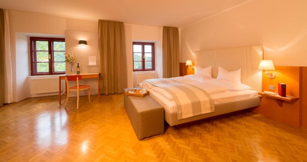 Posteľ alebo postele v izbe v ubytovaní Schloss Seggau