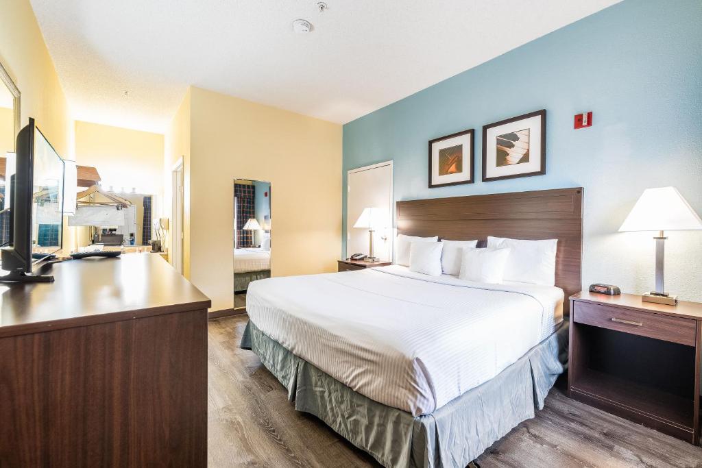 Postel nebo postele na pokoji v ubytování Days Inn by Wyndham Federal Way