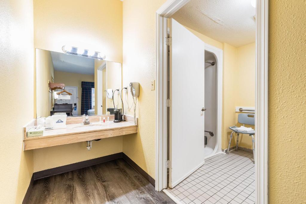 Koupelna v ubytování Days Inn by Wyndham Federal Way