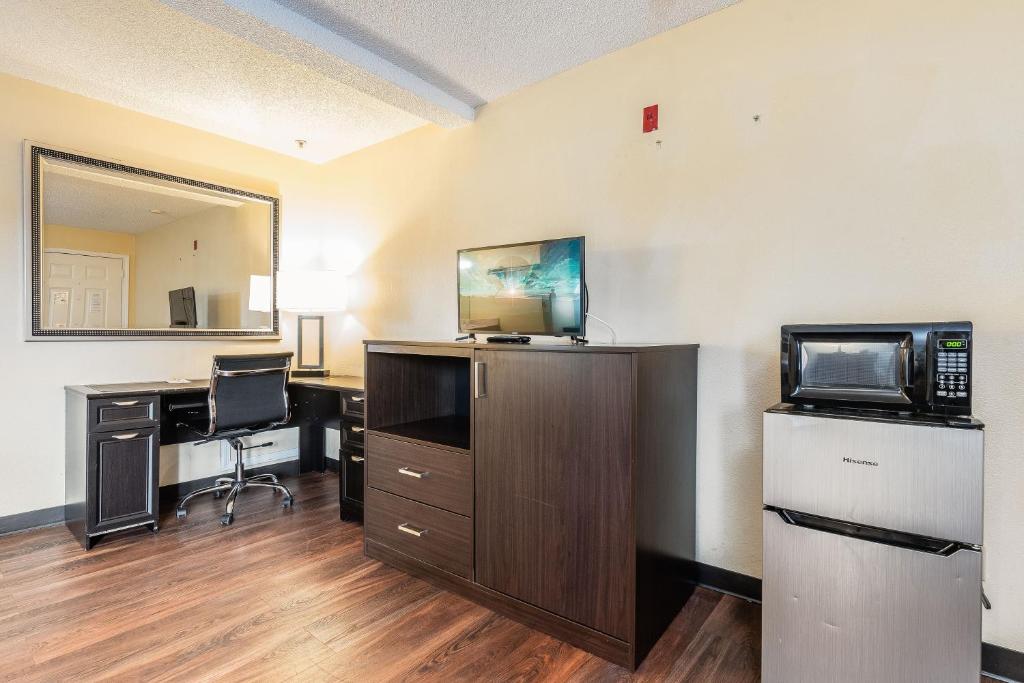 Kuchyň nebo kuchyňský kout v ubytování Days Inn by Wyndham Federal Way