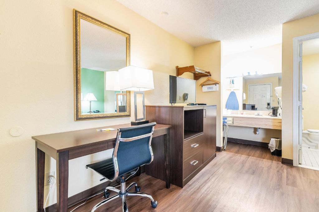 Kuchyň nebo kuchyňský kout v ubytování Days Inn by Wyndham Federal Way