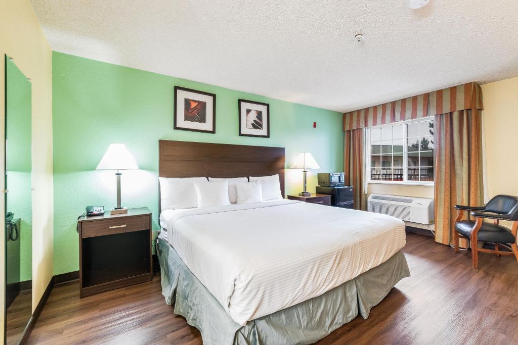 Postel nebo postele na pokoji v ubytování Days Inn by Wyndham Federal Way