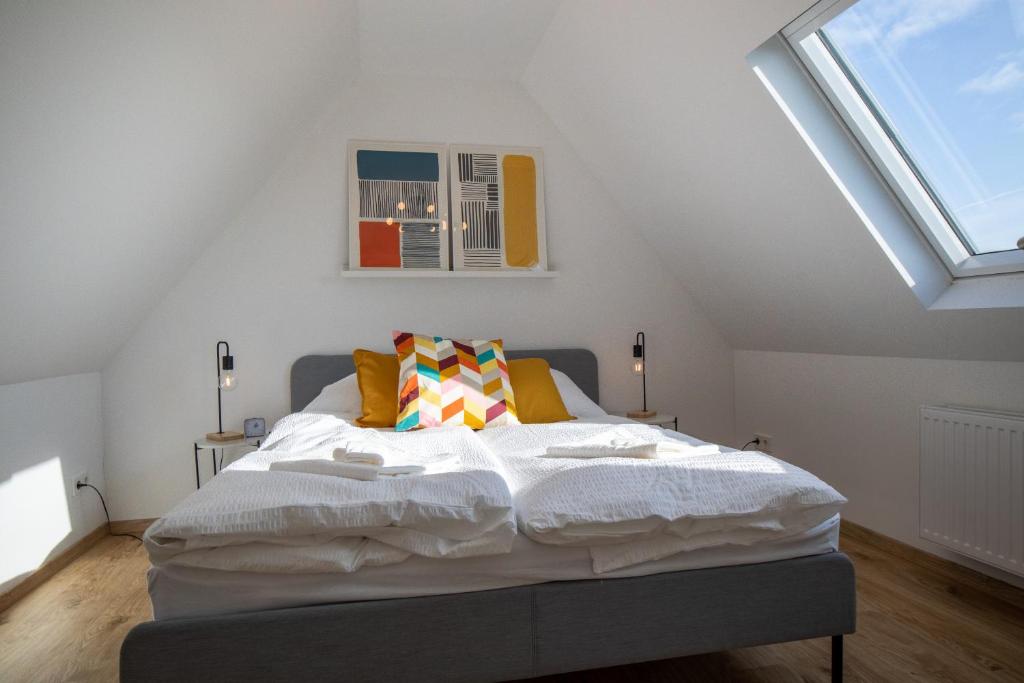 ein Schlafzimmer mit einem großen Bett im Dachgeschoss in der Unterkunft 110 qm Penthousewohnung bei Bonn / Köln in Lohmar