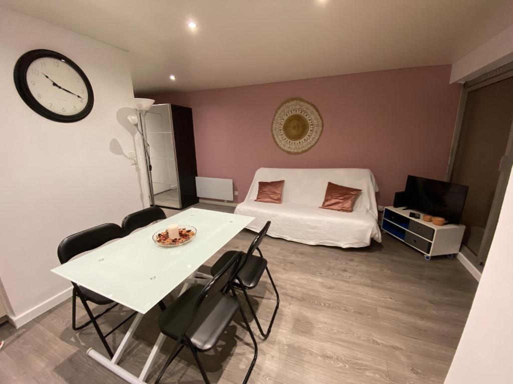 カーニュ・シュル・メールにあるAppartement moderne 2 piècesのテーブルとベッド付きの小さな部屋