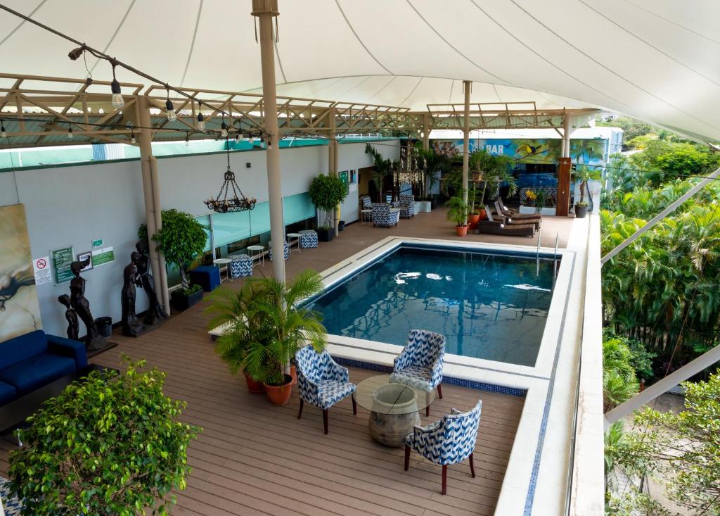 an overhead view of a deck with a swimming pool at Studio Hotel Boutique in San José