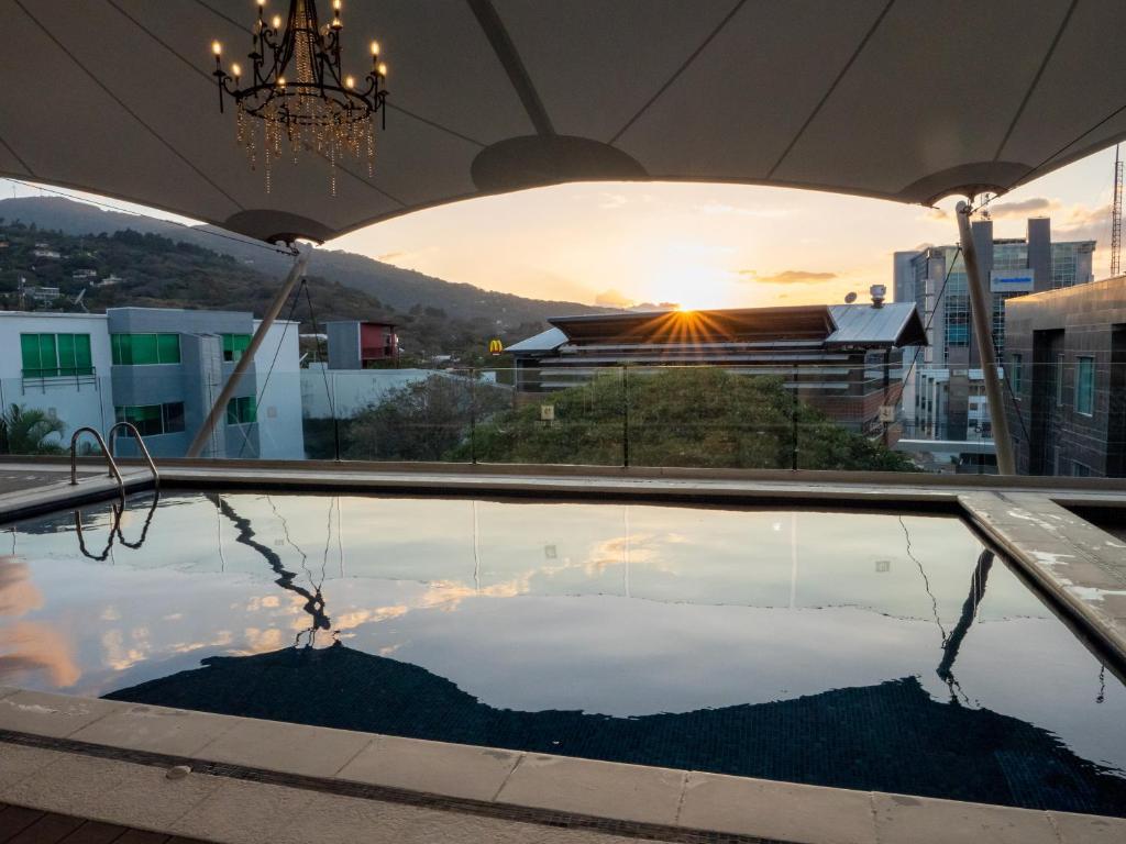 Východ nebo západ slunce při pohledu z hotelu nebo okolí