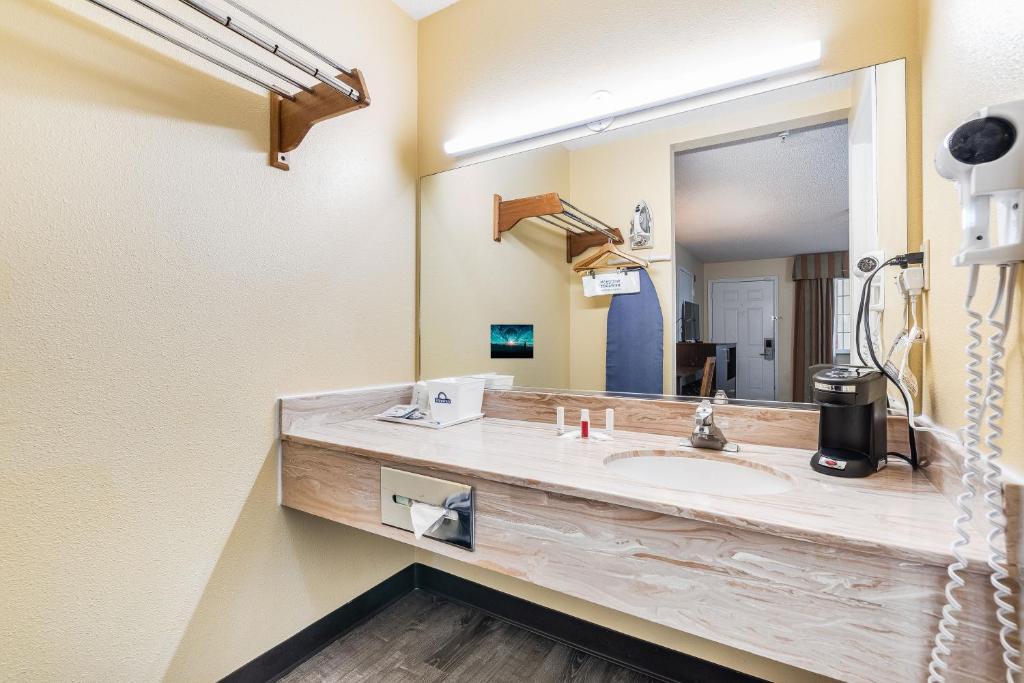 Koupelna v ubytování Days Inn by Wyndham Federal Way
