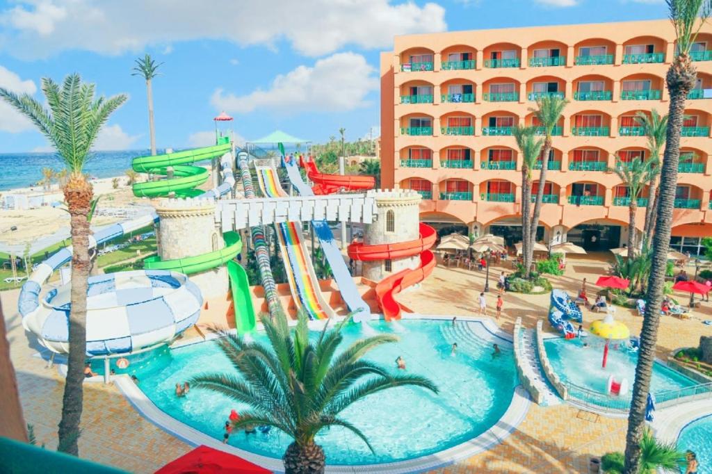 ein Resort mit einem Wasserpark mit einer Wasserrutsche in der Unterkunft Hotel Marabout - Families and Couples Only in Sousse