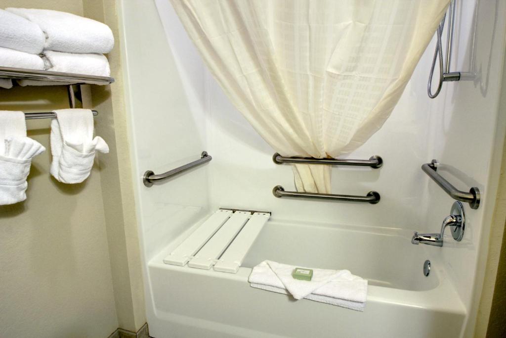 Cobblestone Hotel & Suites - Waynesboro - Queen Room - Disability Access