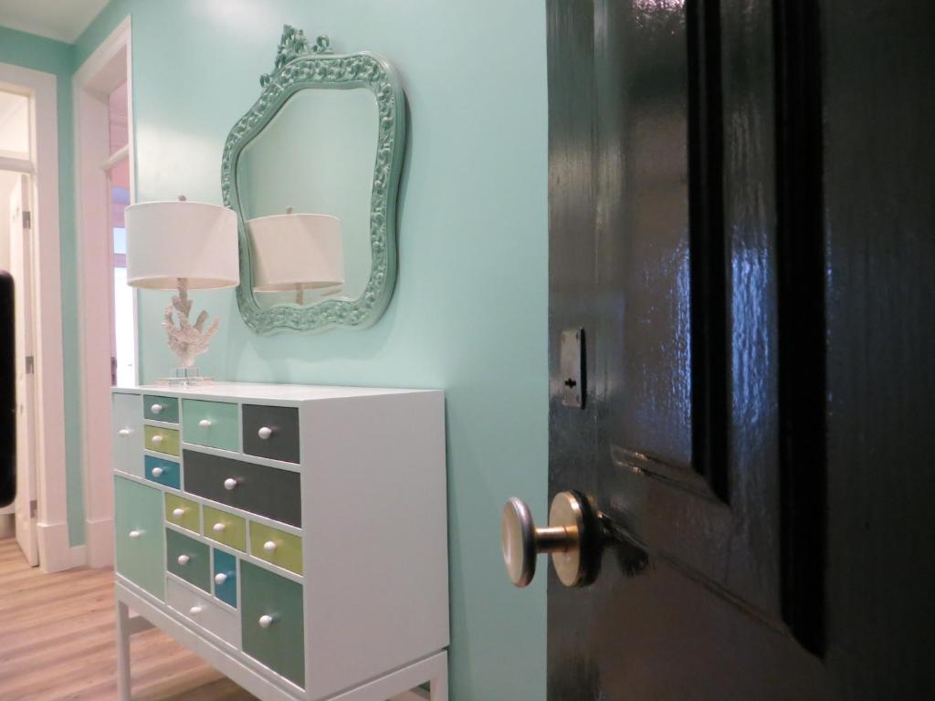 a dresser with a lamp and a mirror in a room at Apartamento Roma in Lisbon