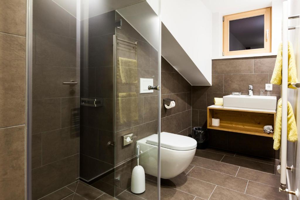 Koupelna v ubytování Valschena Appartements