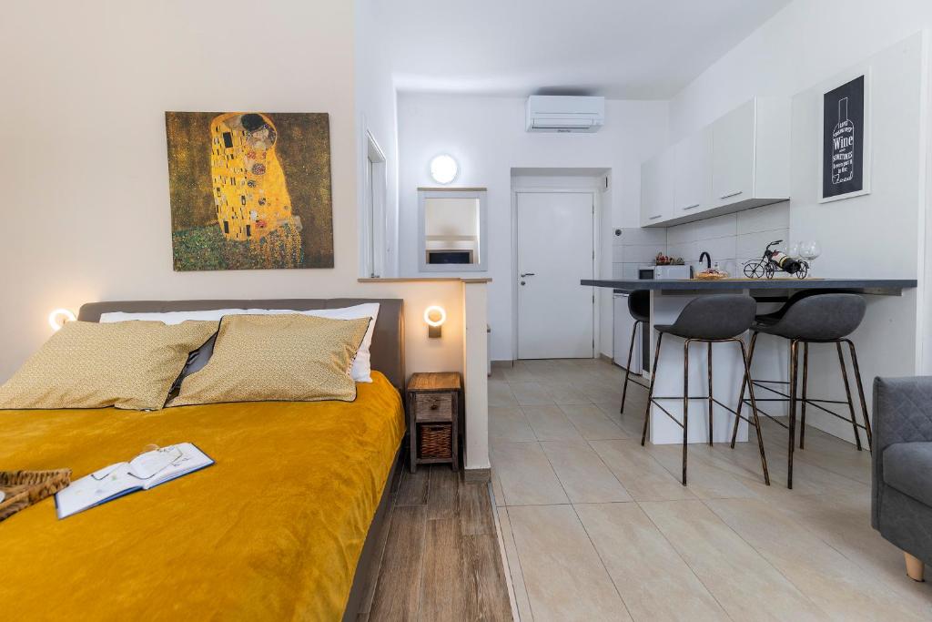 Łóżko lub łóżka w pokoju w obiekcie Apartments & Rooms Kolovare Beach 3, Zadar