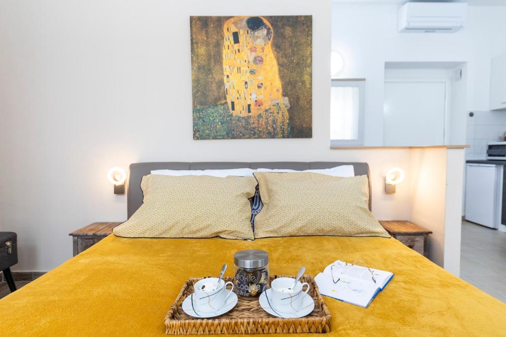Łóżko lub łóżka w pokoju w obiekcie Apartments & Rooms Kolovare Beach 3, Zadar