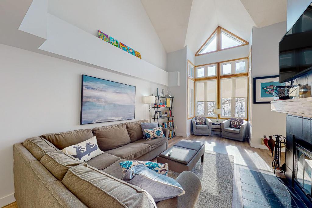 Una sala de estar con un sofá y una chimenea. en Chateau Ridge 223, en Blue Mountains