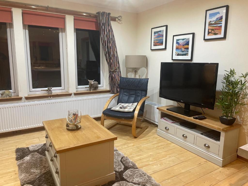 TV a/nebo společenská místnost v ubytování Cleadale flat