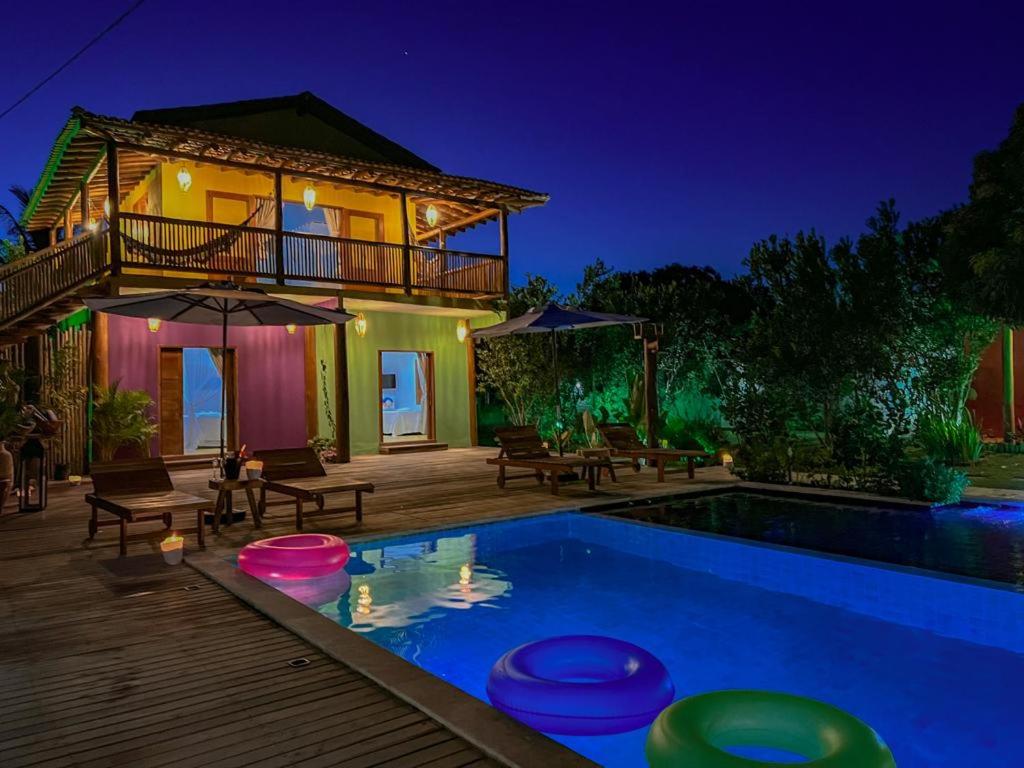 Villa con piscina por la noche en Pousada Casa Sítio Delícia do Quadrado, en Porto Seguro