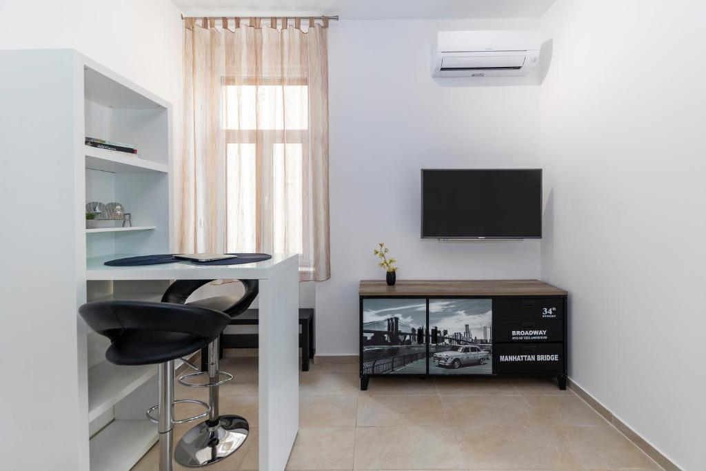 Telewizja i/lub zestaw kina domowego w obiekcie Apartments & Rooms Kolovare Beach 3, Zadar