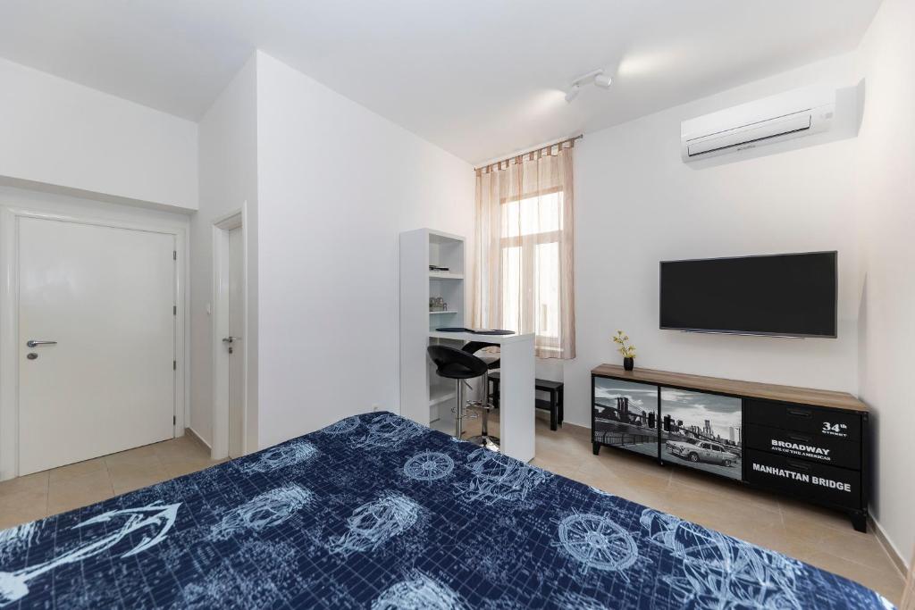 Telewizja i/lub zestaw kina domowego w obiekcie Apartments & Rooms Kolovare Beach 3, Zadar