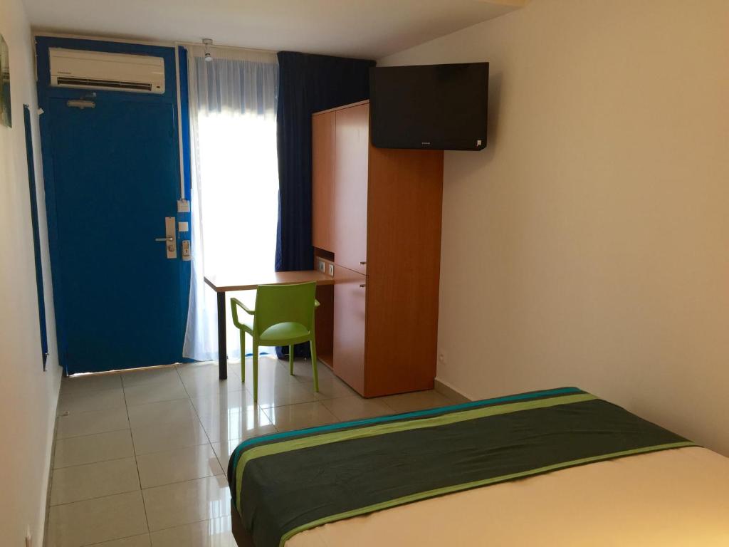 TV a/nebo společenská místnost v ubytování Karaibes Hotel