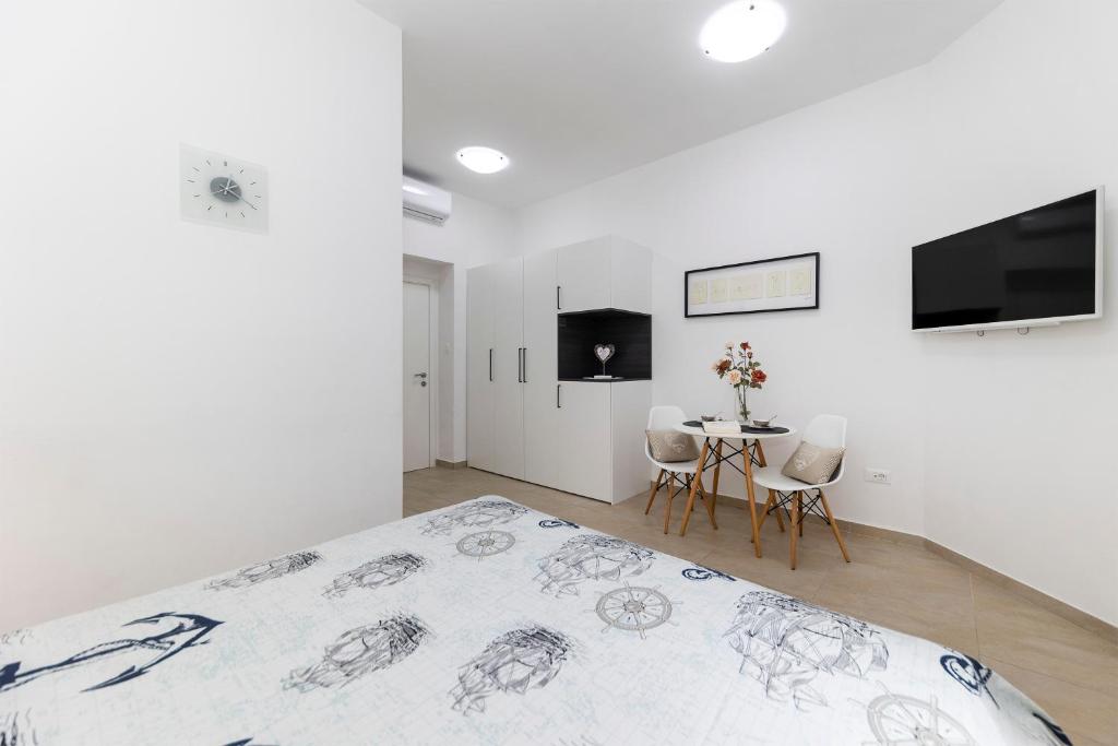 Telewizja i/lub zestaw kina domowego w obiekcie Apartments & Rooms Kolovare Beach 3, Zadar