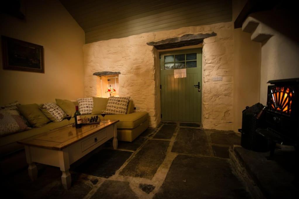 Istumisnurk majutusasutuses Fermoyle Properties Carleys Cottage